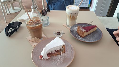 Rhabarberwollke, Dirty Chai mit Sojamilch, American Cheesecake, Banana Latte at Café Matschka in Sachsen