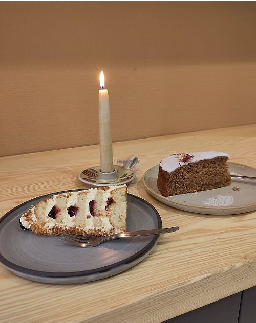 Immer drei vegane Torten zur Auswahl in Spitzenqualität...so lecker at Sööt un Soltig in Lueneburg