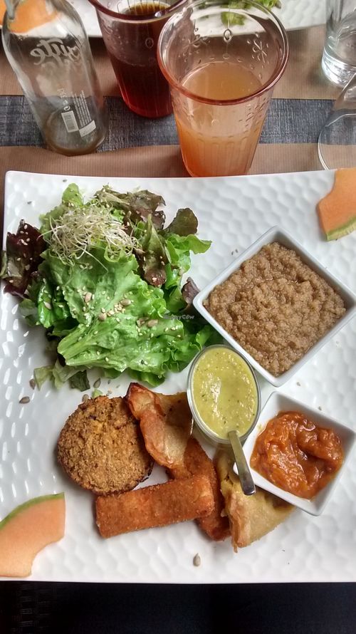 Tofu steaks, vegetable samosas, fonio risotto, zucchini soup and salad at L'Heure Bio in Annecy