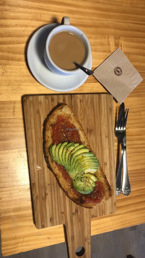 Tostada de tomate y aguacate, café con leche de avena   at Mogo in Nigran