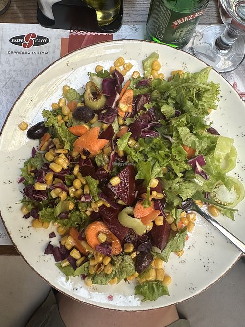 Sałatka z sezonowych warzyw  at Soul Kitchen - Macedonian Wine & Cuisine in Qyteti I Shkupit