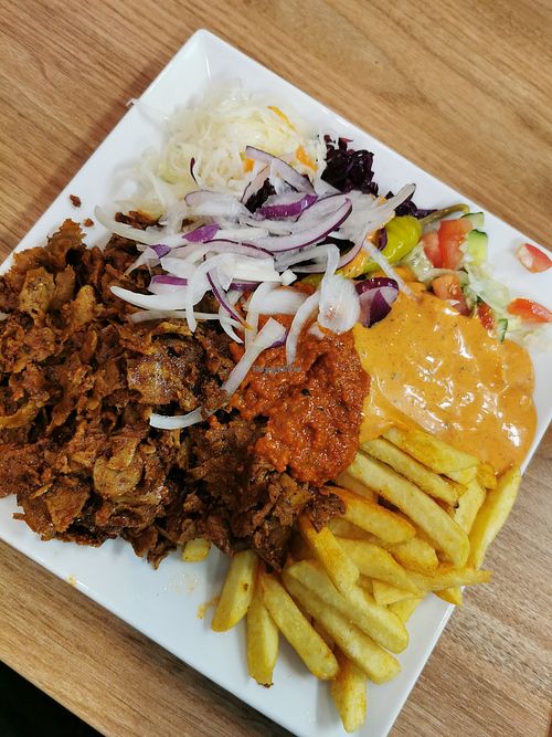 Veganer Dönerteller. Ich vermute auf Saitanbasis. at Adar Imbiss in Niedersachsen