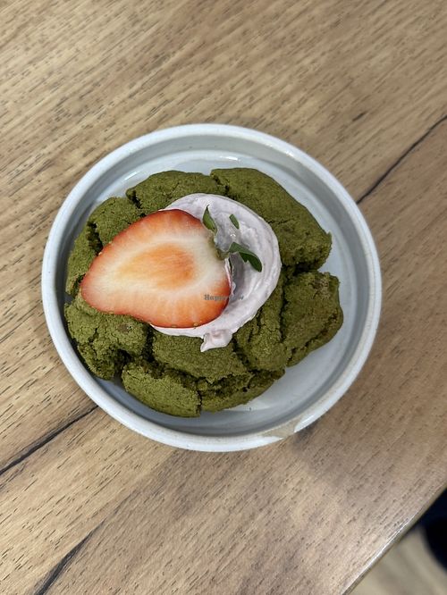 Vegan matcha cookie  at Mirelle’s Juicery in Bayern