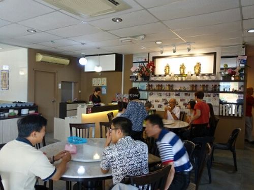 restaurant layout at Kak Lynn's Kitchen in Tangkak