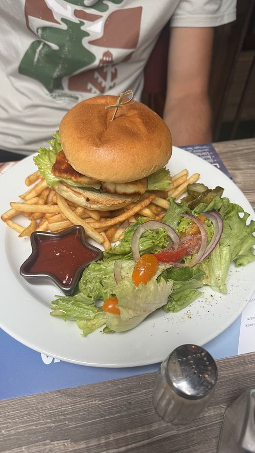 Vegetarische burger (portobello en halloumni)  at Restaurant Croz - Le Pub (Hotel des Alpes) in La Grave