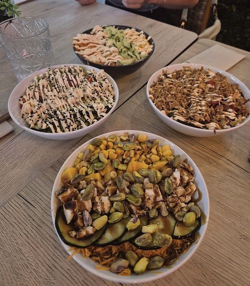 The bowls on the left side are completely vegan.  at Pokemania in Mallorca