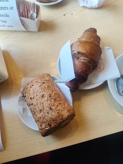 Tienen opciones de leches vegetales (avena y soja). Tiene la napolitana rellena de mermelada de frutos rojos y el croissant relleno de mermelada de limón(1,50€). at DolceSalato in Toscana