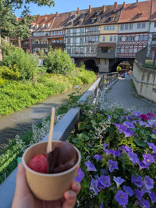  at Eiskrämer - Goldhelm Eisdiele hinter der Krämerbrücke in Thüringen
