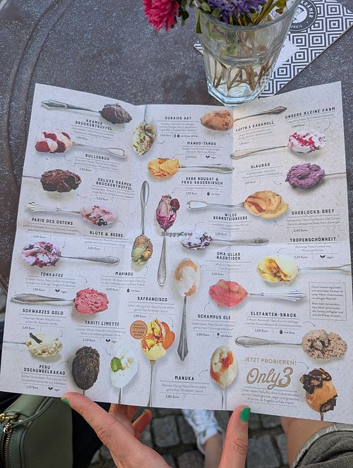  at Eiskrämer - Goldhelm Eisdiele hinter der Krämerbrücke in Thüringen