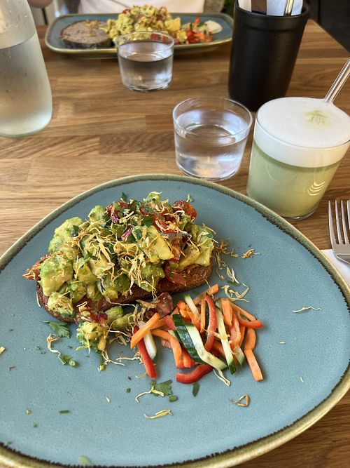 Rührtofu gegenüber, Avocadobrot mit Matcha-Hafermilch-Latte  at Hygge Esslingen Maille in Baden-württemberg