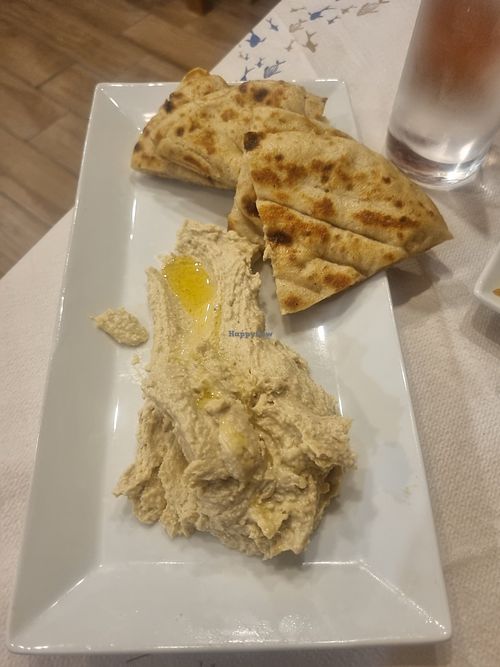 Hummus and pita at Mediterranean Delights Seafood Bar & Grill
Μεντιτεράνεαν Ντιλάιτς Σίφουντ Μπαρ & Γκριλ in λειβαδιά