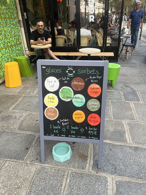 Vegan flavor options clearly labeled   at Isotope in île-de-france