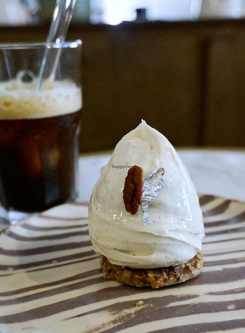 Pecan/Vanilla at Les Artizans Coffee and Flower in Paris