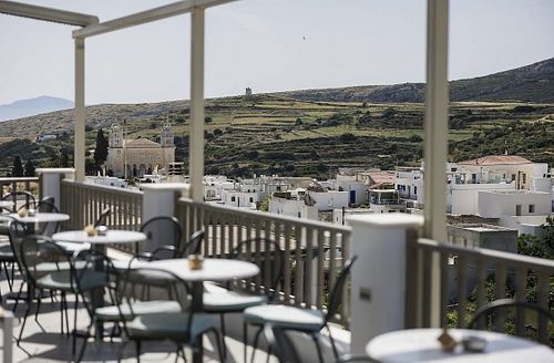 Outdoor seatingg  at Ramnos Café in Paros