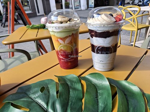 Die linke Bowl ist vegan, die rechte mit Joghurt at O‘Juicy in Rheinland-pfalz