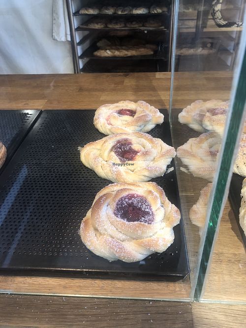 Plant based pastry with vanilla and raspberries   at MANNZ BAGERI in Skåne Län