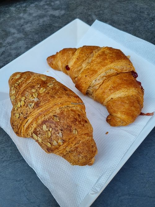 Cornetti farciti con frutti di bosco e melograno at Yogurlandia in Calabria