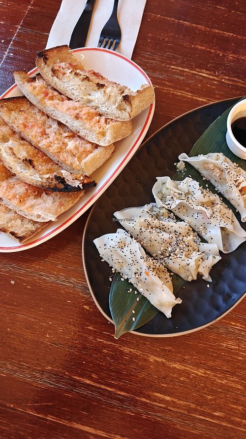 Coca bread and gyozas at Buffala L’Escala in Cataluña