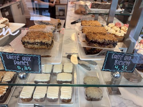 Date or blueberry square  at Cookie Stéfanie in Montreal