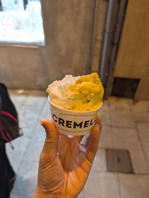 Mango y limón at Cremela Helados y Chocolates in Llanes