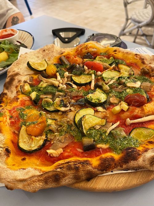 La Pizza Gioia Verde veganizada, muy sabrosa at Vezzo in Oviedo