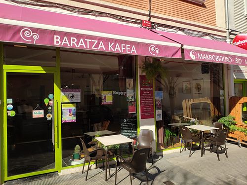 Outside seating at Baratza Kafea in Pamplona
