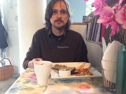 green plate at Dolce and Vegan in Warsaw