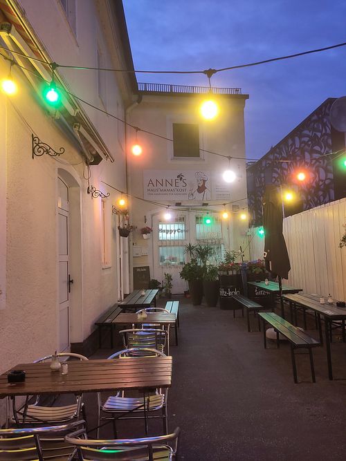 Outdoor seating at Anne‘s in Munich