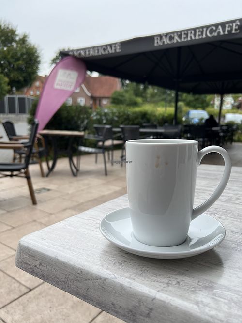 Typische größere Bäckerei mit Sitzplätzen drinnen und draußen   at Soetebiees Dorfbäckerei in Niedersachsen