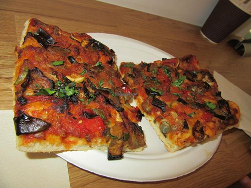 vegan pizza at CamBio Vita in Rome
