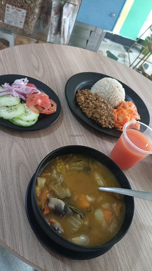 Un almuerzo del día muy delicioso y completo, también venden postres, tofu, galletas, entre otros. at Sabor Vegano in Bogota