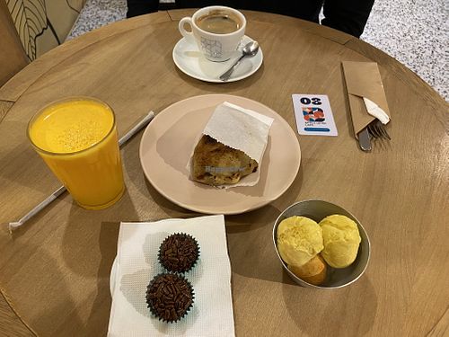 Brigadeiros, empanada de espinafre e pão sem queijo. Tudo vegano 🌱 😊  at Arte e Letra Café in Paraná