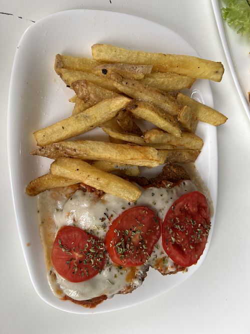 Lomito Napolitana
Lomito de Seitán Rebozado con salsa de tomate, mozarrella y tomate en rodaja, acompañado de ensalada o papas fritas  at Konu Bar in Buenos Aires