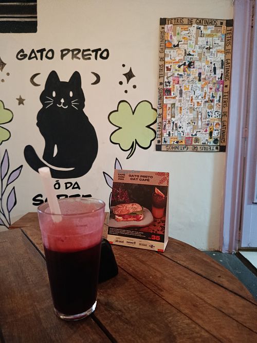 Suco de melancia com hibisco, cafeteria restaurante com MUITAS opções veganas at Gato preto Cat Café in Paraná