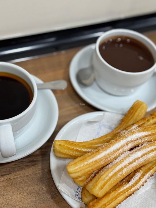Los churros y las porras son veganas y estaban buenisimas!  at Xurreria Laietana in Catalunya