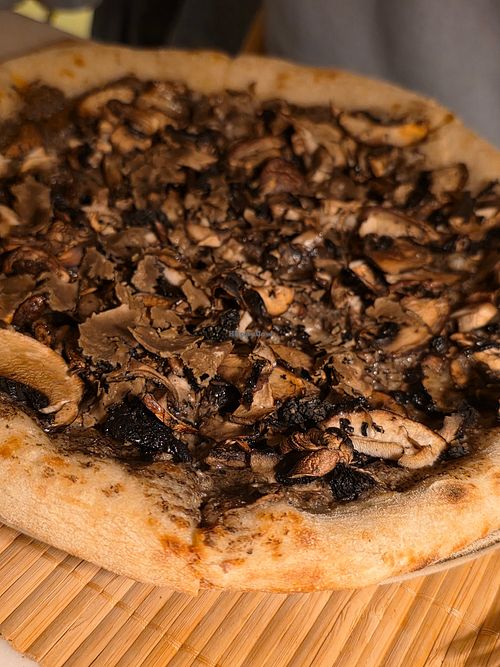 Mushroom and tartuffo pizza at Tosca Melides in Setúbal