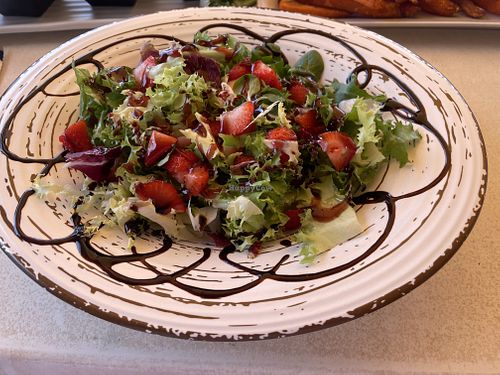 Strawberry salad with a sweet vinaigrette  at Barza brunch and kitchen lunch dinner  in Santa Pola