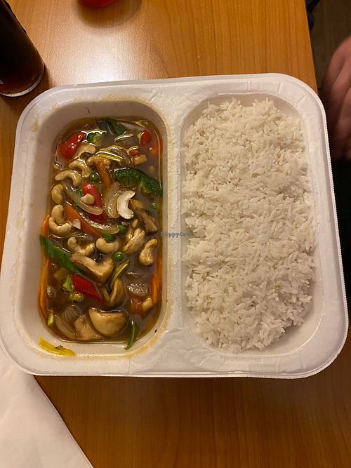 PHAD MED MAMUANG

Cooked rice with Broccoli, Carrots, Mushrooms, Onions and cashew nuts cooked in a soy sauce.  at Asia Diamond's in Hessen