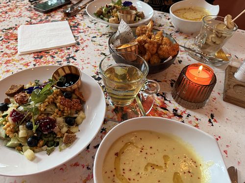 Bloemkoolkerriesoep, gefrituurde bloemkool, salade met balsamicodressing, blauwe bessen, sla, komkommer, etc.   at Kickstart  in Gelderland
