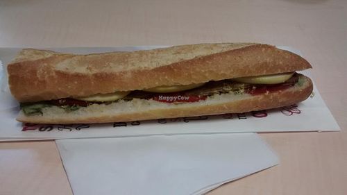 Pique-nique sandwich: vegetables, apple and marinated tofu at Le Petit Sherpa in Toulouse