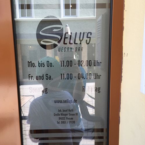 Opening Times at Selly's Vegan Bar in Passau