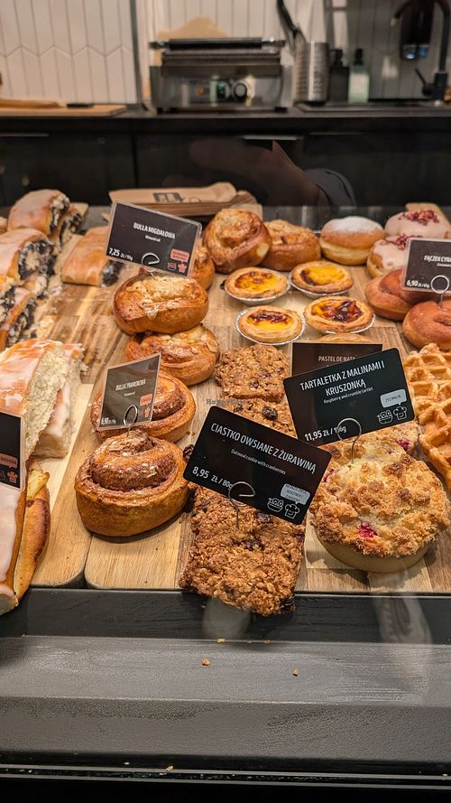 Oat cookie with cranberries, tartelette with raspberries and crumbles, pastel de nata at Gorąco Polecam. Smaki z Piekarni in Województwo Kujawsko-pomorskie