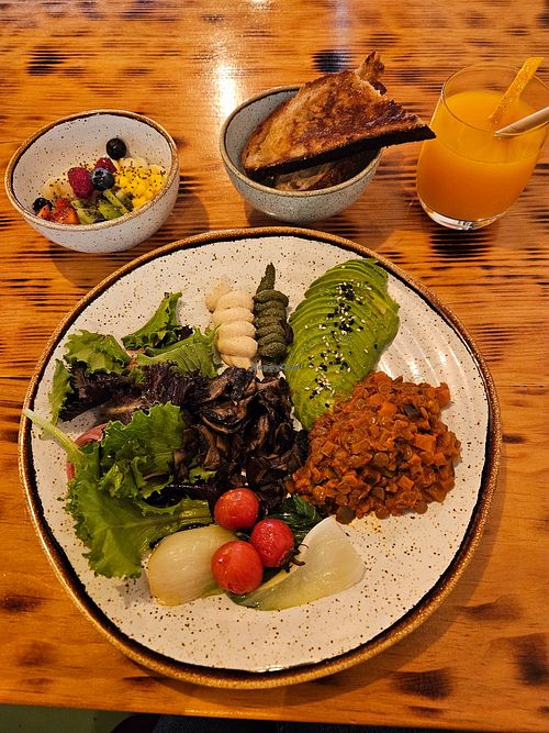 Vegan brunch for €18 for everything in the pic at Flora Porto Brunch and Dishes in Porto