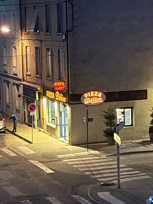 Il propose une pizza végétarienne où on peut demander la version sans fromage ni crème. Les légumes sont très succulents.  at Pizza Délice in Grand Est