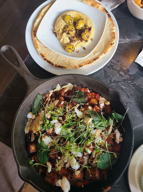 Shakshuka vegan avec pain pita et hummus at Antipode in Montreal