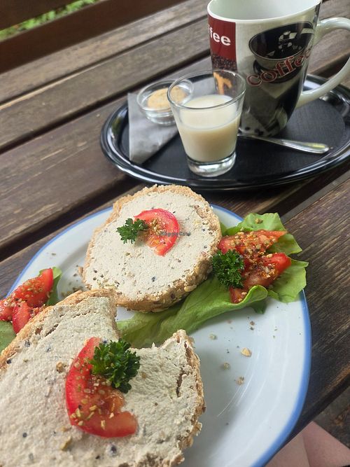 Liebevoll auf Anfrage vegan belegtes Brötchen, Kaffee mit Hafermilch at Natur pur in New York