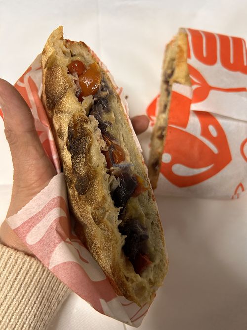 Focaccia la vegana: hummus, berenjena, tomate confitado, cebolla caramelizada y pimiento rojoo  at Molica - Focacceria Italiana (Casco viejo) in Euskadi