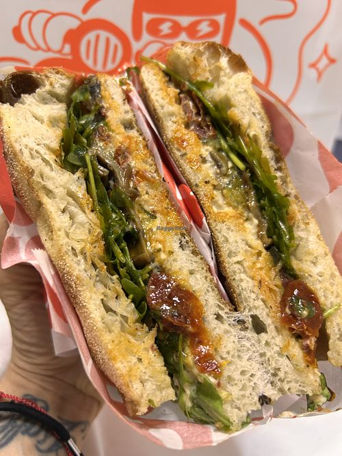 La zucchini sin gorgonzola. Lleva rúcula, calabacín, champiñones, tomates secos y salsa leotta (picante vegana)   at Molica - Focacceria Italiana (Casco viejo) in Euskadi