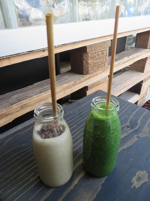 Smoothies with real straws made from ... straw! 
'King Louis' is with bananas and raw cocoa nibs. 'Leider gesund' ('unfortunately healthy') is a green smoothie. at Moehren Milieu Eco Cafe in Mainz
