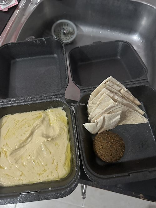 Hummus, falafel and pan pita   at Hummus & Falafel in Valledupar